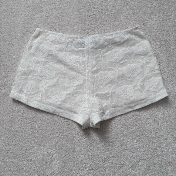 White Fox Boutique White Lace Shorts - Picture 1 of 4